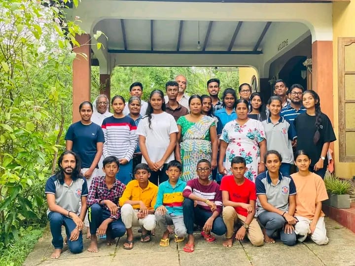 මො/ගෝනගංආර ක.වි ළමා සමාජයේ නිළධාරීන් සහ එය ආරම්භ කිරීමට සහාය ලබා දුන්නා වූ සුභසෙත් ගෙදර පල්ලියේ පූජකතුමා ඇතුළු පිරිස